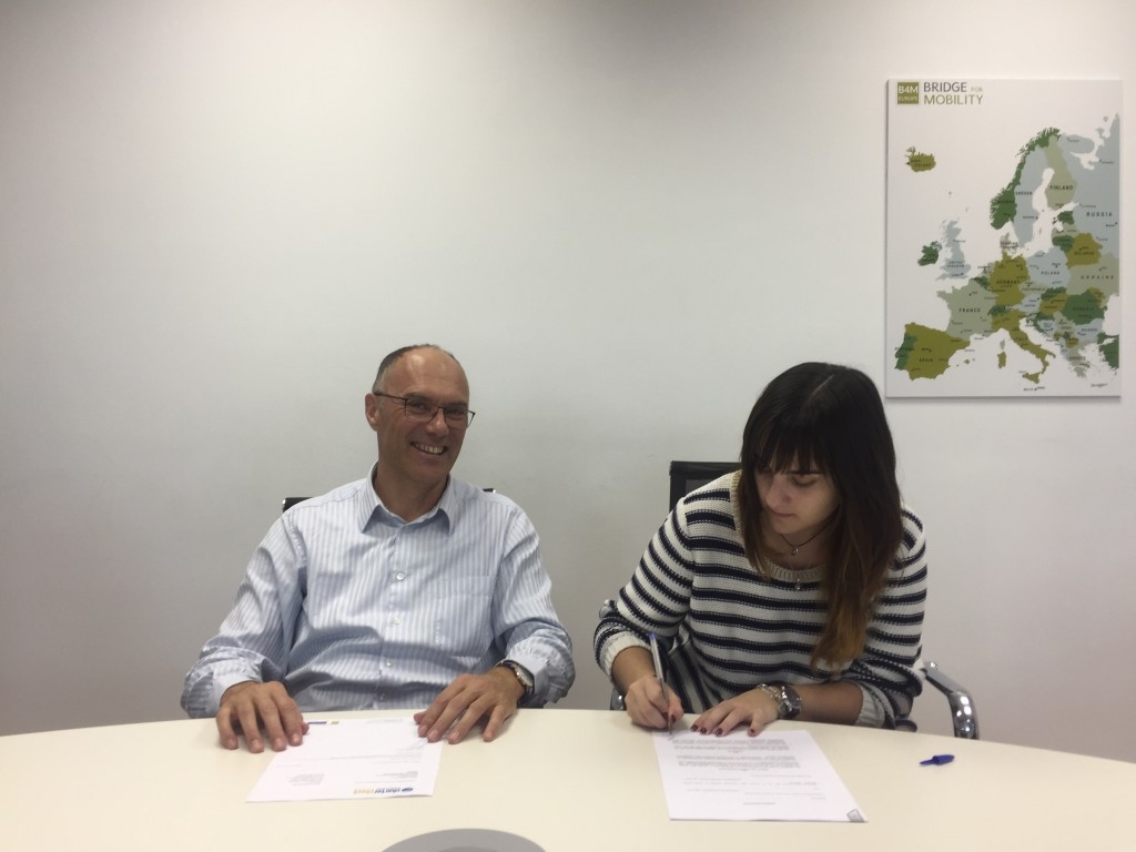 La firma del contrato laboral de Meritxell - Proyecto CATPRO